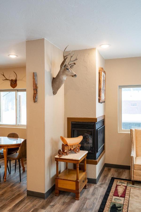 Wagon Wheel Hotel West Yellowstone Exterior photo